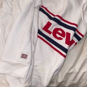 Cropped Levi’s sweatshirt
